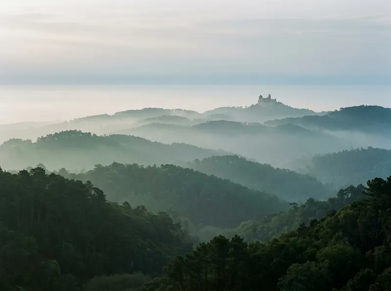 A serra de Sintra no nevoeiro da manhã (ilustrativa)